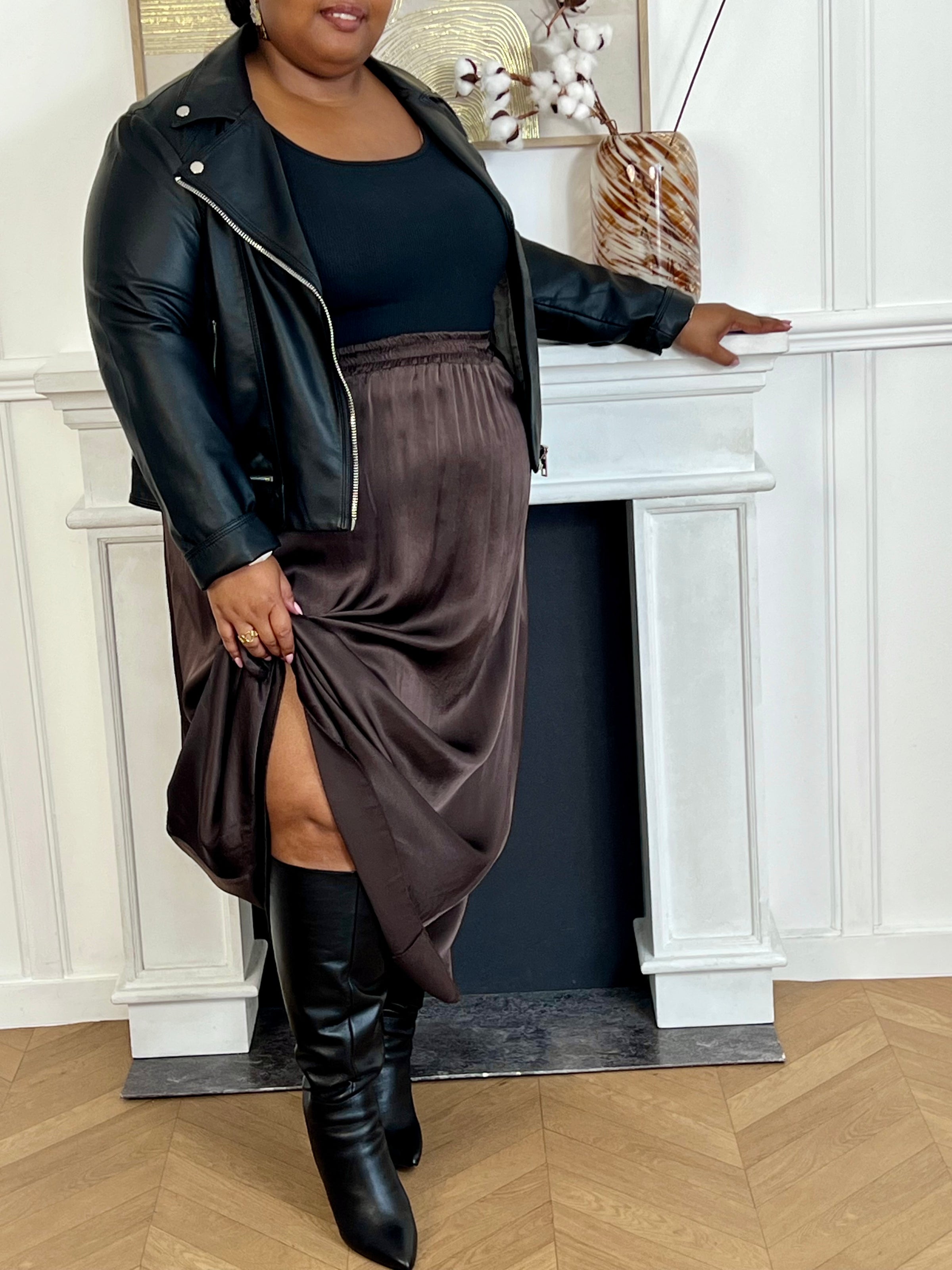 Cette jupe longue en satin marron, modèle Lola, allie élégance et confort grâce à sa taille élastique qui s'adapte parfaitement à toutes les morphologies.