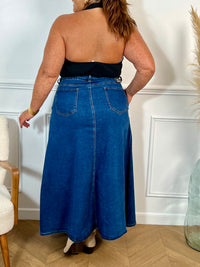Cette jupe longue en jean bleu foncé pour grande taille offre une coupe évasée confortable. Pratique avec ses multiples poches et ses passants pour ceinture, elle se distingue par ses élégants boutons dorés.
