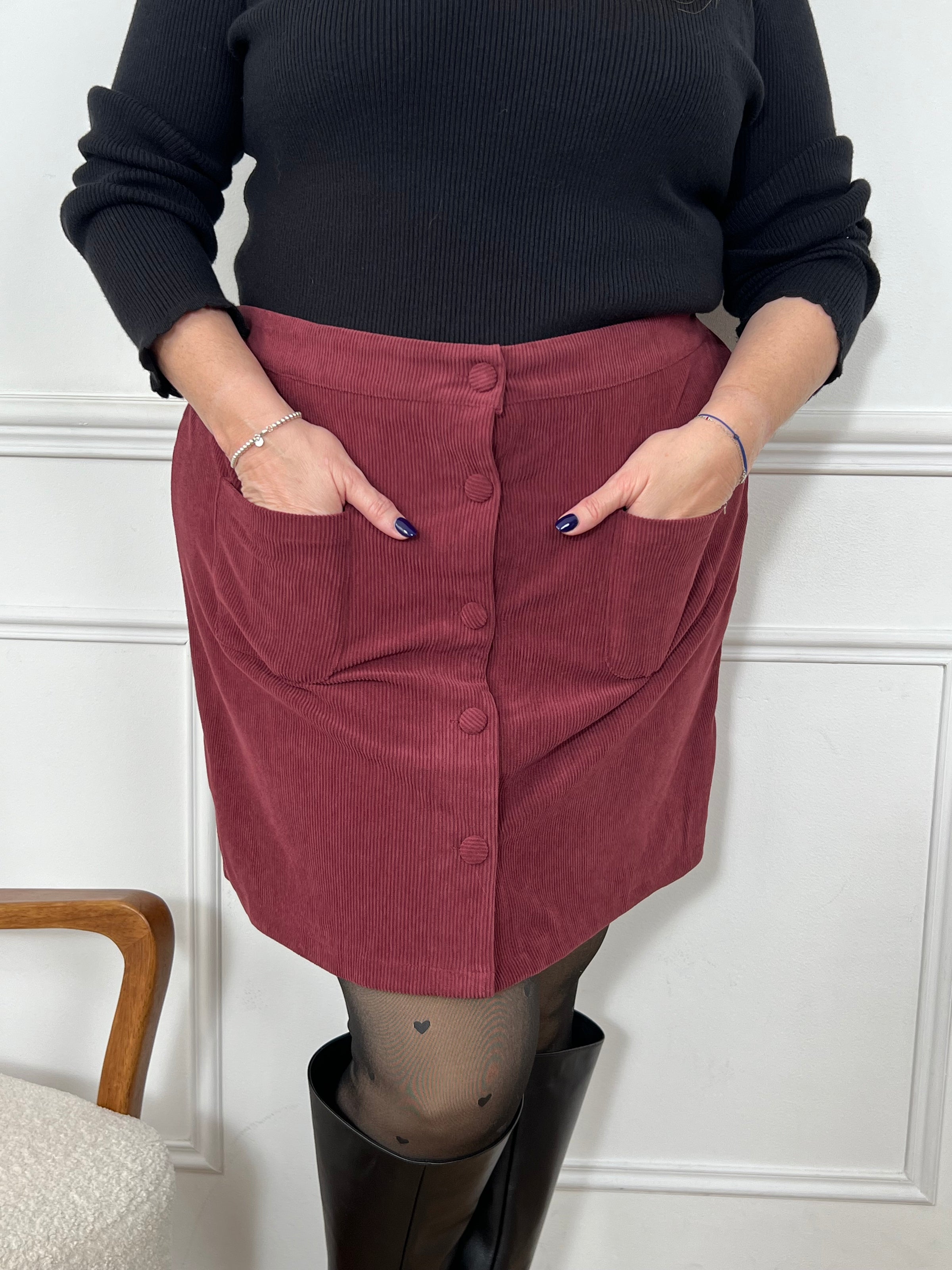 La jupe Sidonie bordeaux en velours offre une coupe courte élégante avec un effet velours. Les poches pratiques ajoutent fonctionnalité à cette pièce incontournable. 