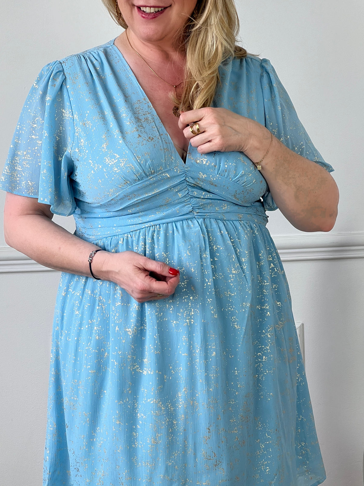 Incroyablement élégante et confortable, la robe courte bleue Kayla ajoutera une touche de sophistication à votre garde-robe. Avec son col en V flatteur et ses détails dorés brillants, cette robe est parfaite pour les grandes tailles. Disponible en bleu clair et en rose.