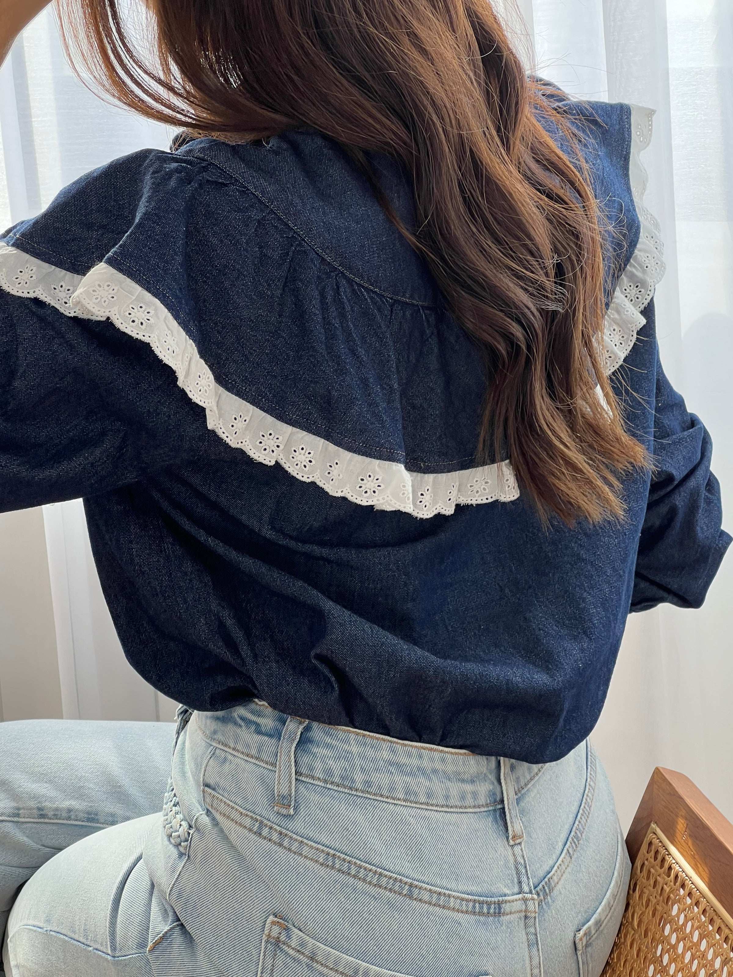 Cette chemise bleue Elyna allie élégance et confort avec son col classique et ses manches élastiques qui facilitent le mouvement. Les boutons sur toute la longueur permettent un enfilage pratique, tandis que le volant orné d'une broderie écrue apporte une touche délicate et raffinée.