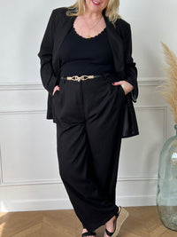 Ce blazer grande taille allie style intemporel et confort exceptionnel. Parfait pour toute occasion, ce blazer apportera une touche sophistiquée à votre garde-robe.