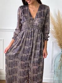 Robe longue violette avec motifs femme Robe manches longues Elastique à la taille au dos et aux poignets Col V avec boutons Doublée sur le bas jusqu'à mi- longueur et au niveau de la poitrine Détails brillants fil lurex argenté Fente sur l'avant Couleurs : violet, marron et écru Composition : 100% Polyester Lavage à la main recommandé