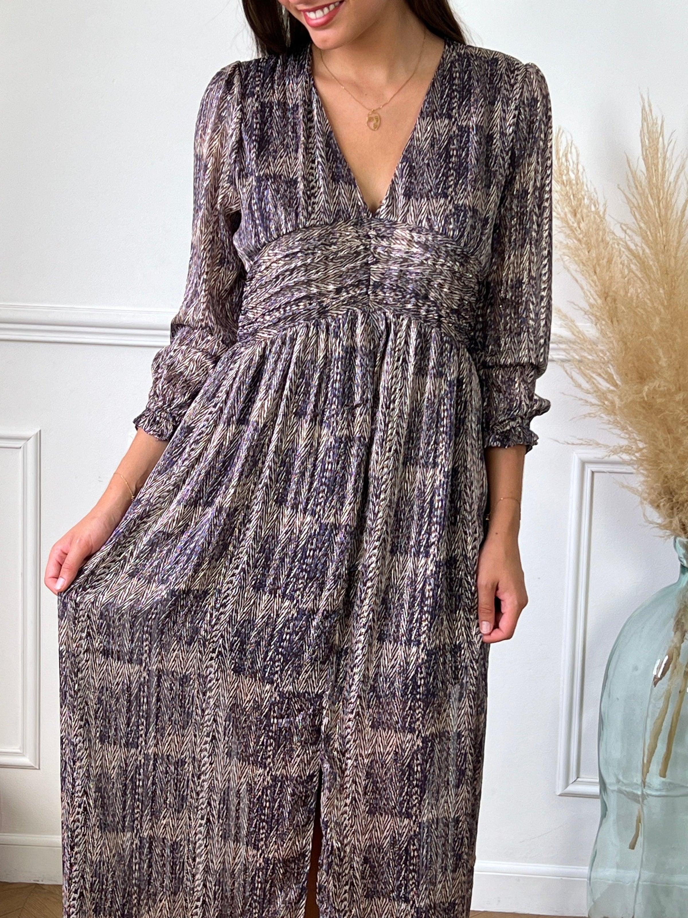 Robe longue violette avec motifs femme Robe manches longues Elastique à la taille au dos et aux poignets Col V avec boutons Doublée sur le bas jusqu'à mi- longueur et au niveau de la poitrine Détails brillants fil lurex argenté Fente sur l'avant Couleurs : violet, marron et écru Composition : 100% Polyester Lavage à la main recommandé