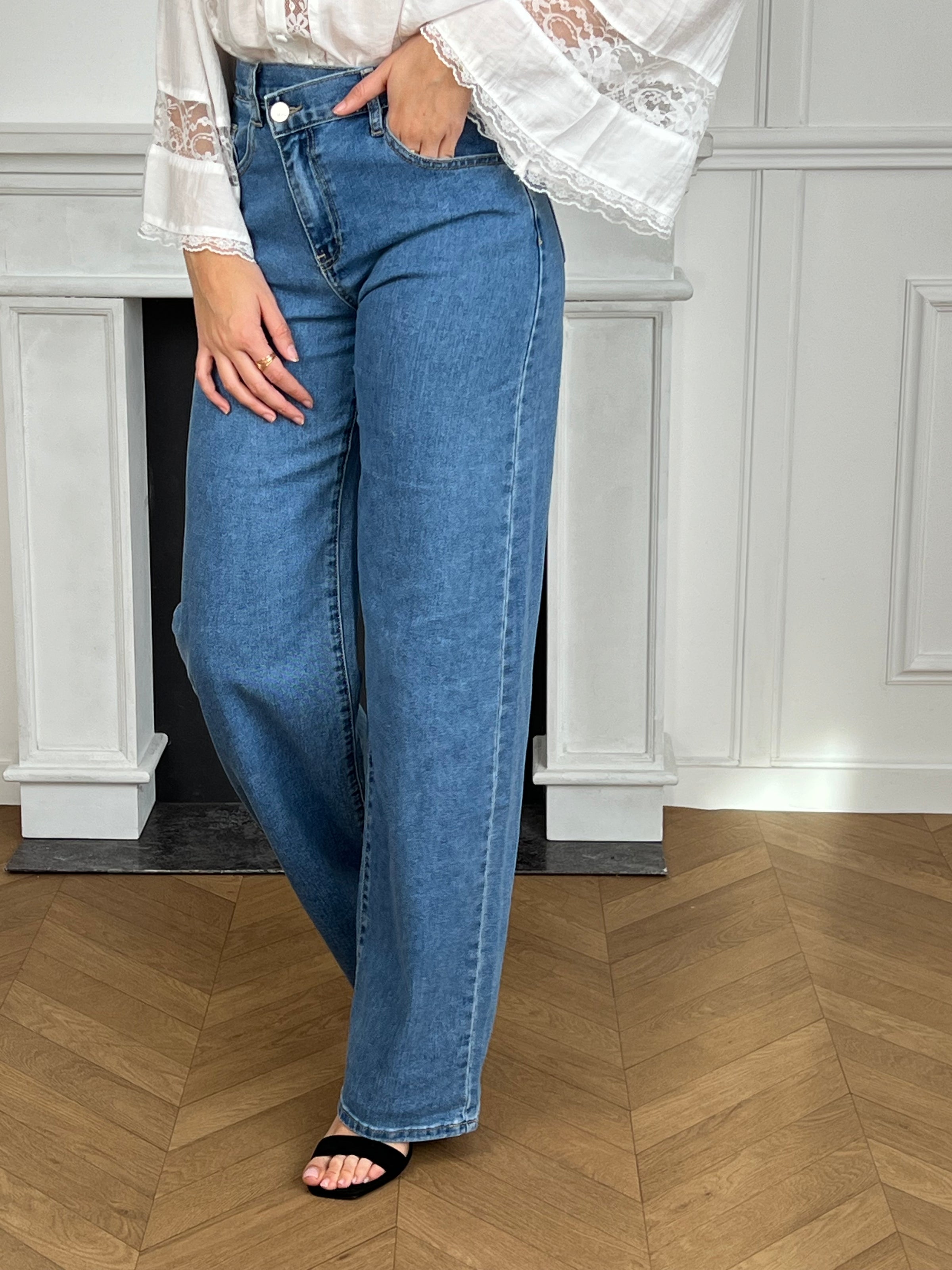 Le jean Alyna, spécialement conçu pour les femmes tall, combine une coupe barrel extra longue avec un bouton asymétrique sur le côté. Pratique et élégant, il propose quatre poches et des passants pour une ceinture.