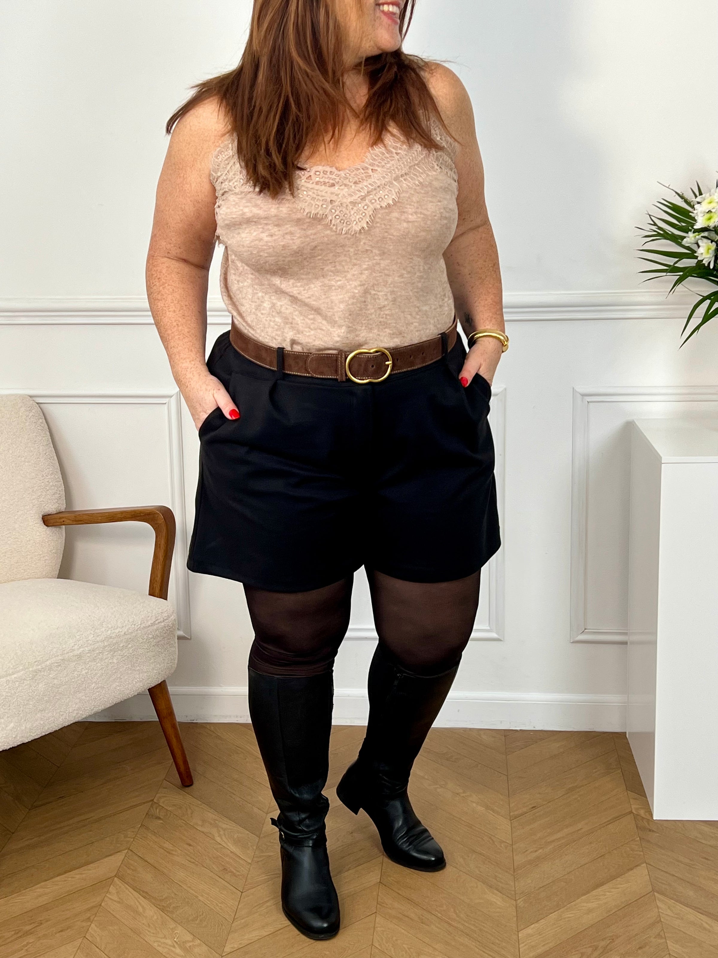 Confort et style au rendez-vous avec ce short noir ! Confectionné dans un tissu doux et fluide, il s’adapte parfaitement à votre silhouette grâce à sa taille élastique. Un indispensable du dressing, aussi agréable à porter qu’élégant au quotidien. 