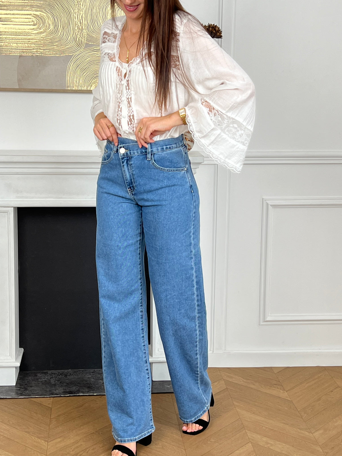 Le jean Alyna, spécialement conçu pour les femmes tall, combine une coupe barrel extra longue avec un bouton asymétrique sur le côté. Pratique et élégant, il propose quatre poches et des passants pour une ceinture.