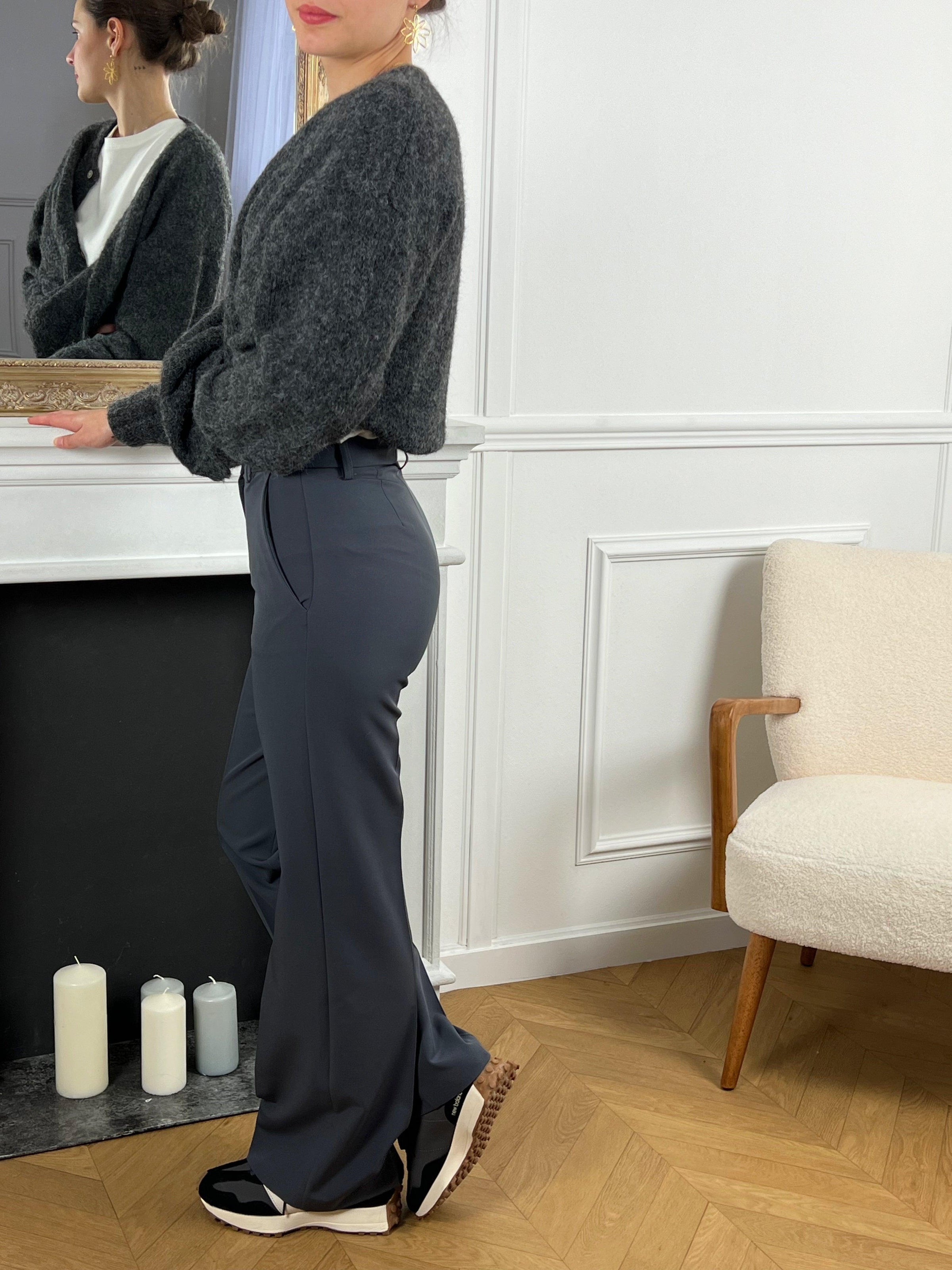 Pantalon gris taille haute femme Pantalon gris Coupe droite Fermeture à zip avec un bouton Passants pour ceinture 2 latérales Couleur : gris Composition : 90% Polyester 10% Elasthanne Made in Italie