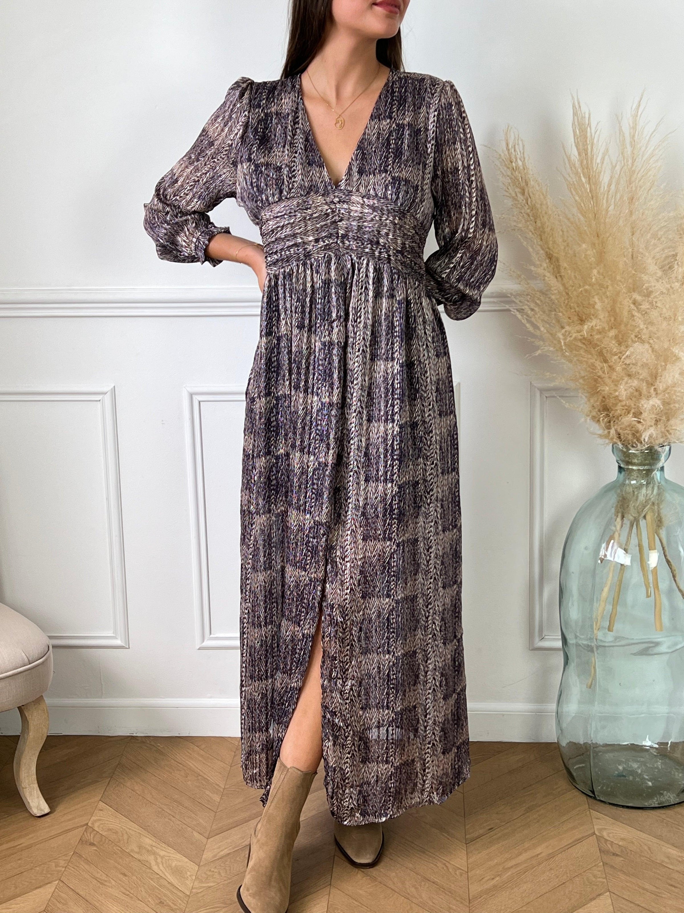 Robe longue violette avec motifs femme Robe manches longues Elastique à la taille au dos et aux poignets Col V avec boutons Doublée sur le bas jusqu'à mi- longueur et au niveau de la poitrine Détails brillants fil lurex argenté Fente sur l'avant Couleurs : violet, marron et écru Composition : 100% Polyester Lavage à la main recommandé