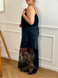 Cette jupe longue noire grande taille est conçue pour allier confort et élégance. Sa taille élastique assure un ajustement parfait, tandis que la dentelle ajourée sur le bas apporte une touche délicate et féminine.