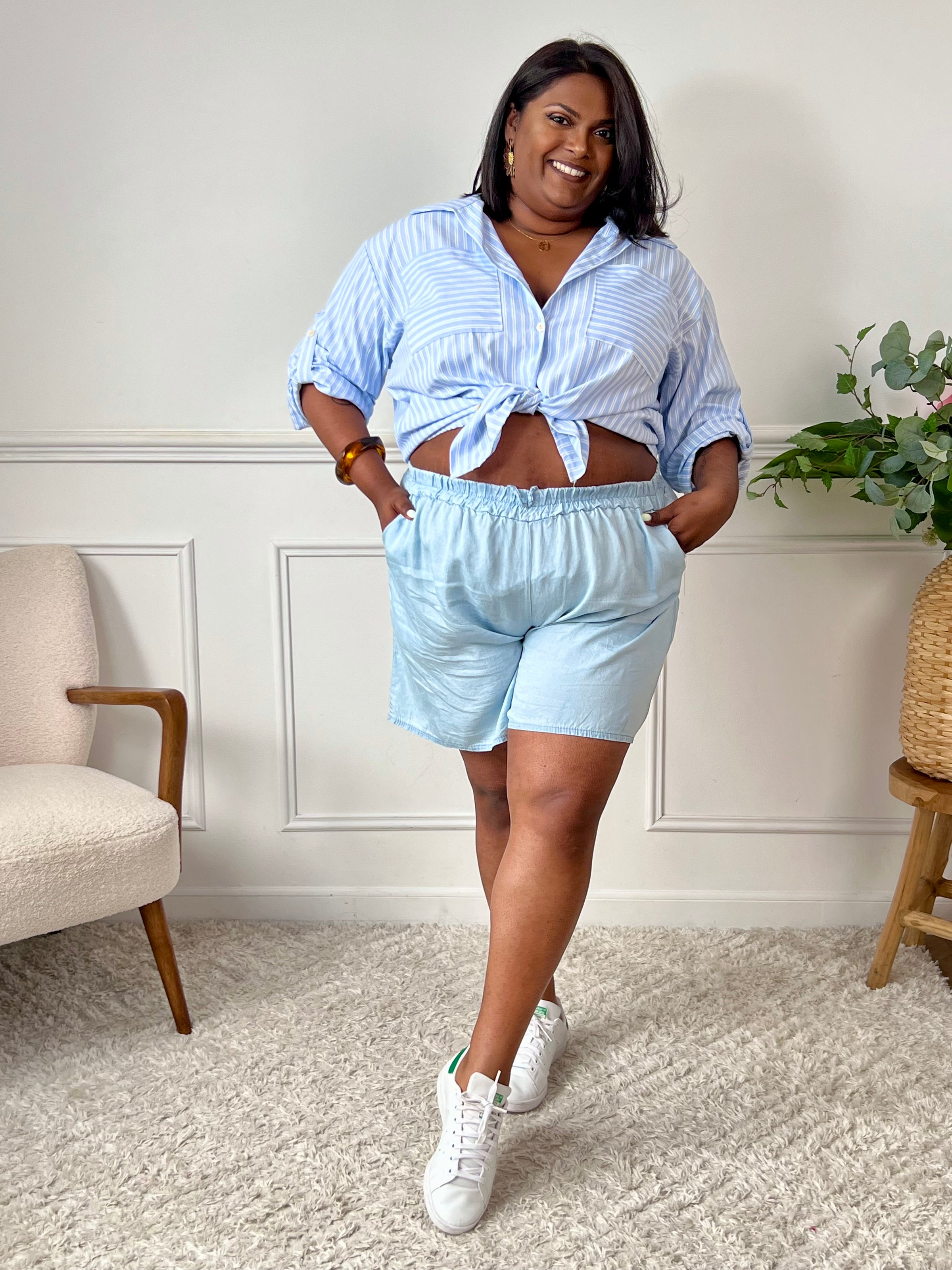 Ce short bleu grande taille pour femme allie confort et style. Sa taille élastique assure un ajustement parfait, tandis que les poches latérales ajoutent une touche pratique. Le nœud factice à l'avant apporte une élégance discrète, idéale pour un look décontracté et soigné.