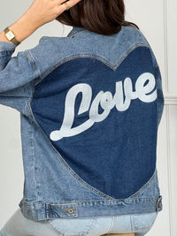 Cette veste en jean bleue Maina allie style et confort au quotidien. Dotée d’un col chemise classique, elle se ferme par des boutons sur toute la longueur ainsi qu’aux manches, pour un ajustement parfait.