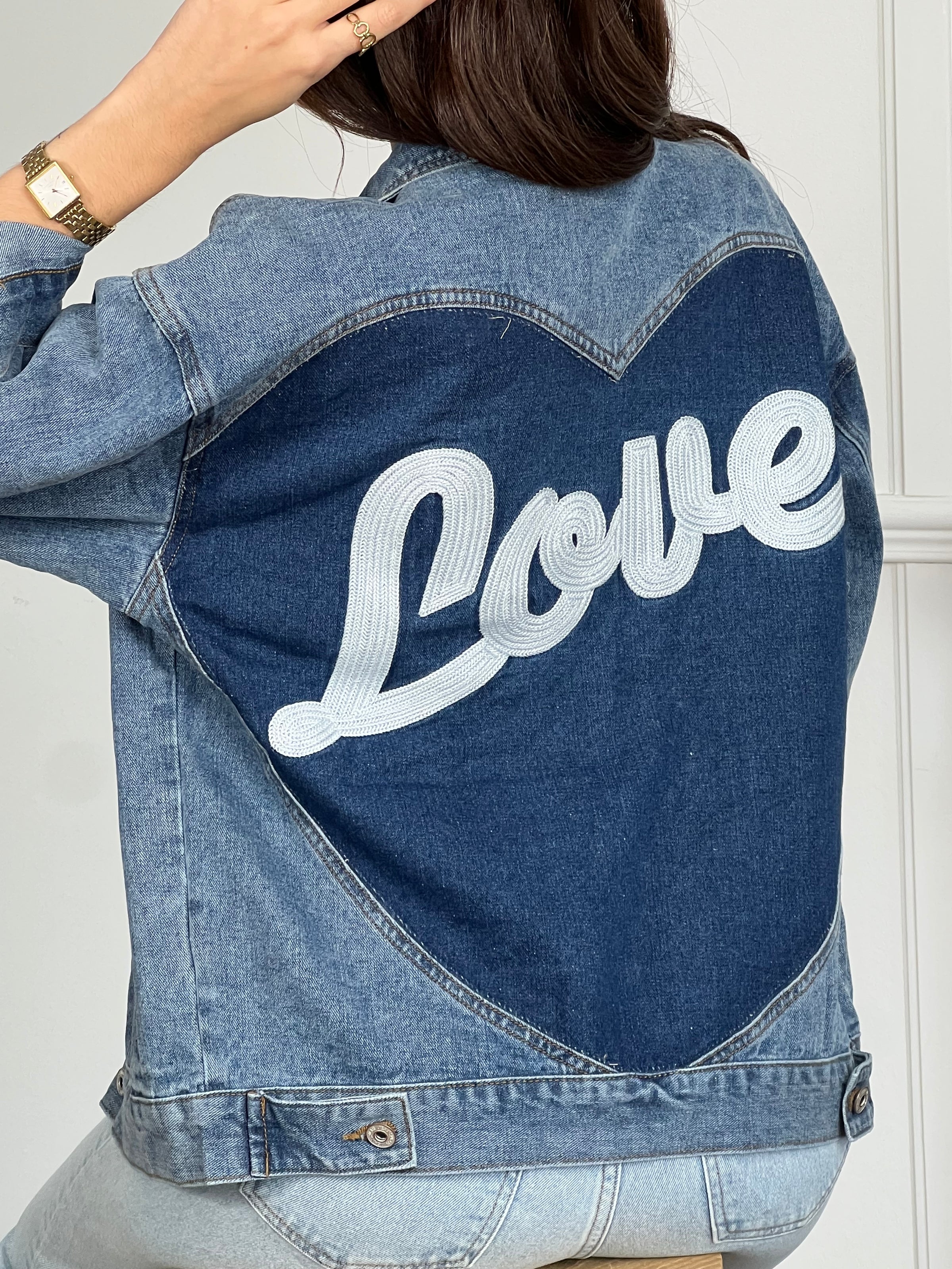 Cette veste en jean bleue Maina allie style et confort au quotidien. Dotée d’un col chemise classique, elle se ferme par des boutons sur toute la longueur ainsi qu’aux manches, pour un ajustement parfait.