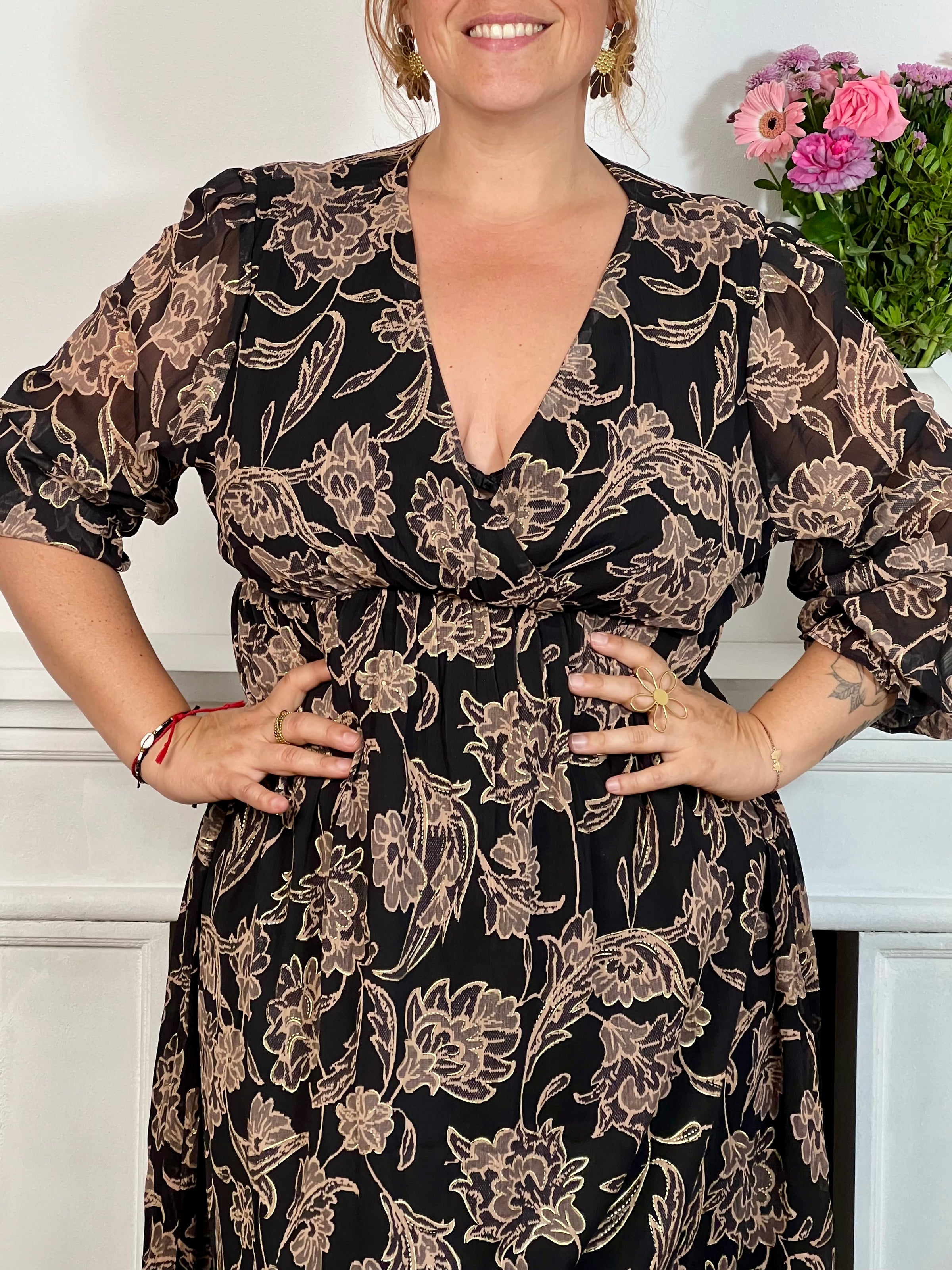 Cette robe longue à motifs Lyvia offre un confort parfait grâce à sa taille et ses poignets élastiques qui épousent délicatement toutes les silhouettes. Son col cache-cœur met en valeur le décolleté tandis que ses manches longues apportent une élégance intemporelle.