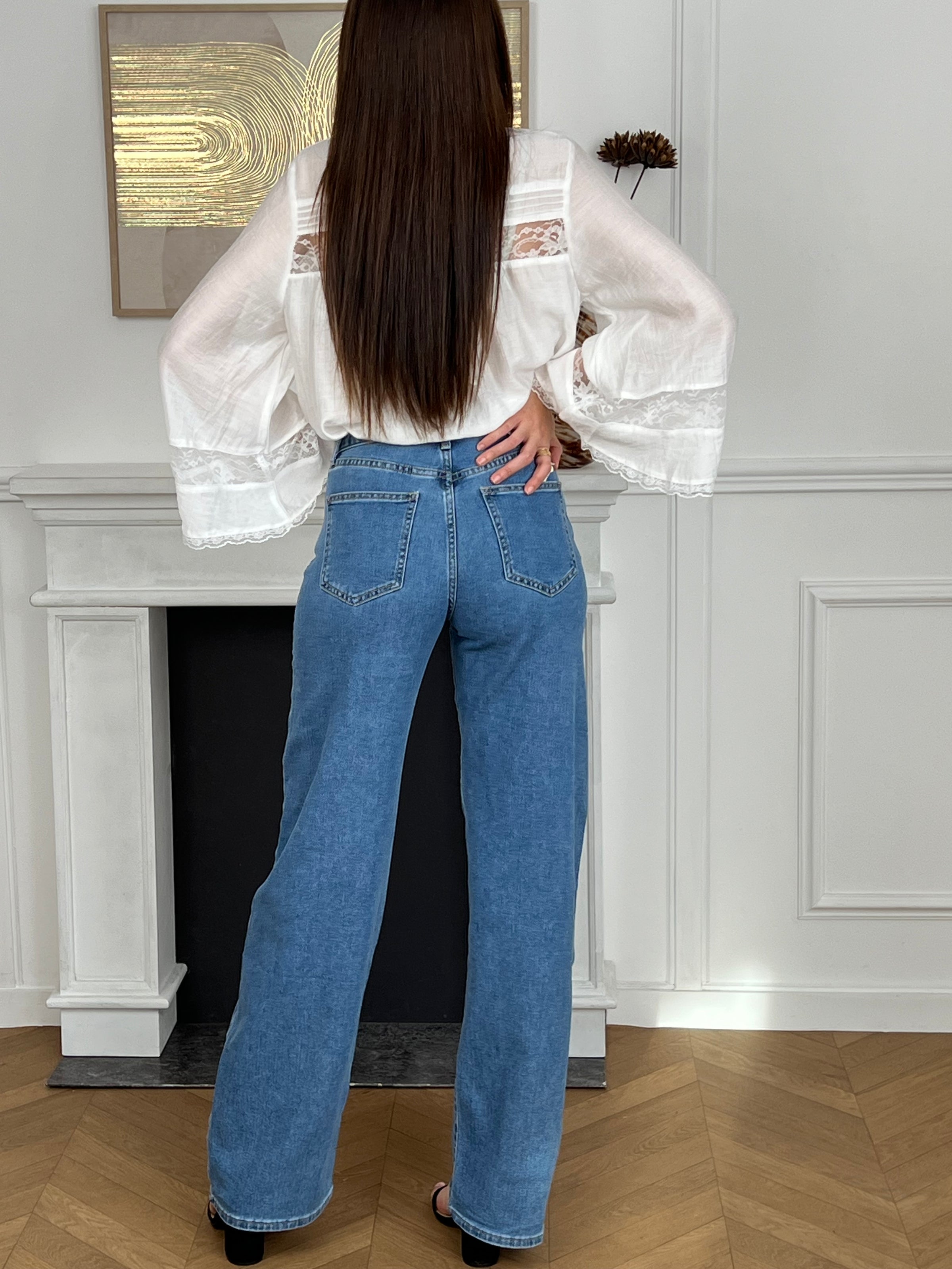 Le jean Alyna, spécialement conçu pour les femmes tall, combine une coupe barrel extra longue avec un bouton asymétrique sur le côté. Pratique et élégant, il propose quatre poches et des passants pour une ceinture.