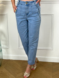 Jean bleu clair femme Jean taille haute Coupe mom fit Fermeture à zip avec un bouton 2 poches à l'avant et 2 poches factices à l'arrière Couleur : bleu clair Composition : 99% Coton, 1 % Elasthanne Made in P.R.C