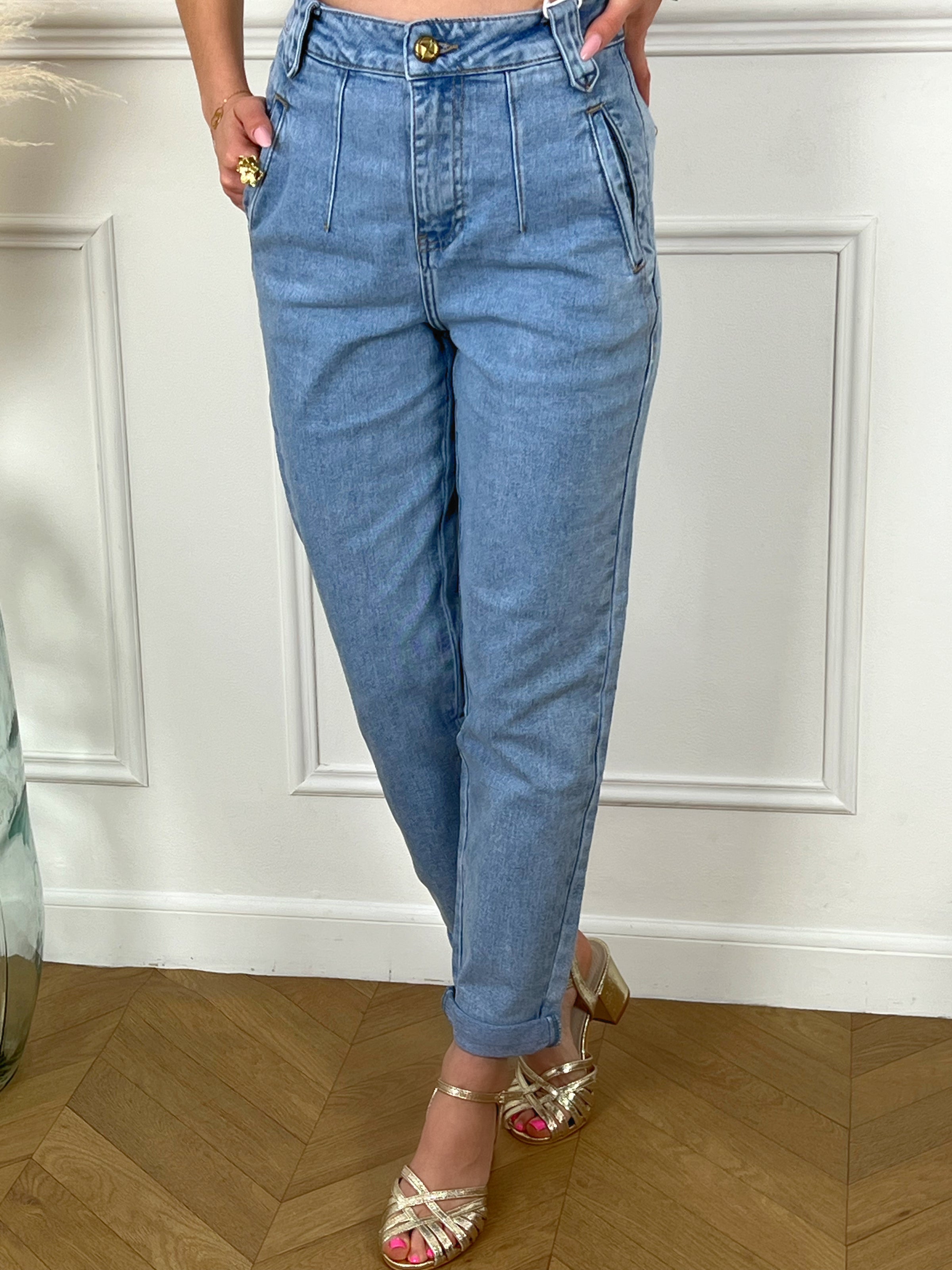 Jean bleu clair femme Jean taille haute Coupe mom fit Fermeture à zip avec un bouton 2 poches à l'avant et 2 poches factices à l'arrière Couleur : bleu clair Composition : 99% Coton, 1 % Elasthanne Made in P.R.C