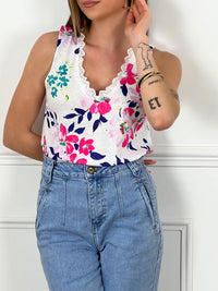 Jean bleu clair femme Jean taille haute Coupe mom fit Fermeture à zip avec un bouton 2 poches à l'avant et 2 poches factices à l'arrière Couleur : bleu clair Composition : 99% Coton, 1 % Elasthanne Made in P.R.C