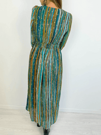 ROBE COLORÉE ET LONGUE Robe longue Col V Elastiqué à la taille Manches transparentes Motif doré sur fond nuancé vert, bleu, marron, noir et blanc Composition: 100% Polyester Lavage à la main