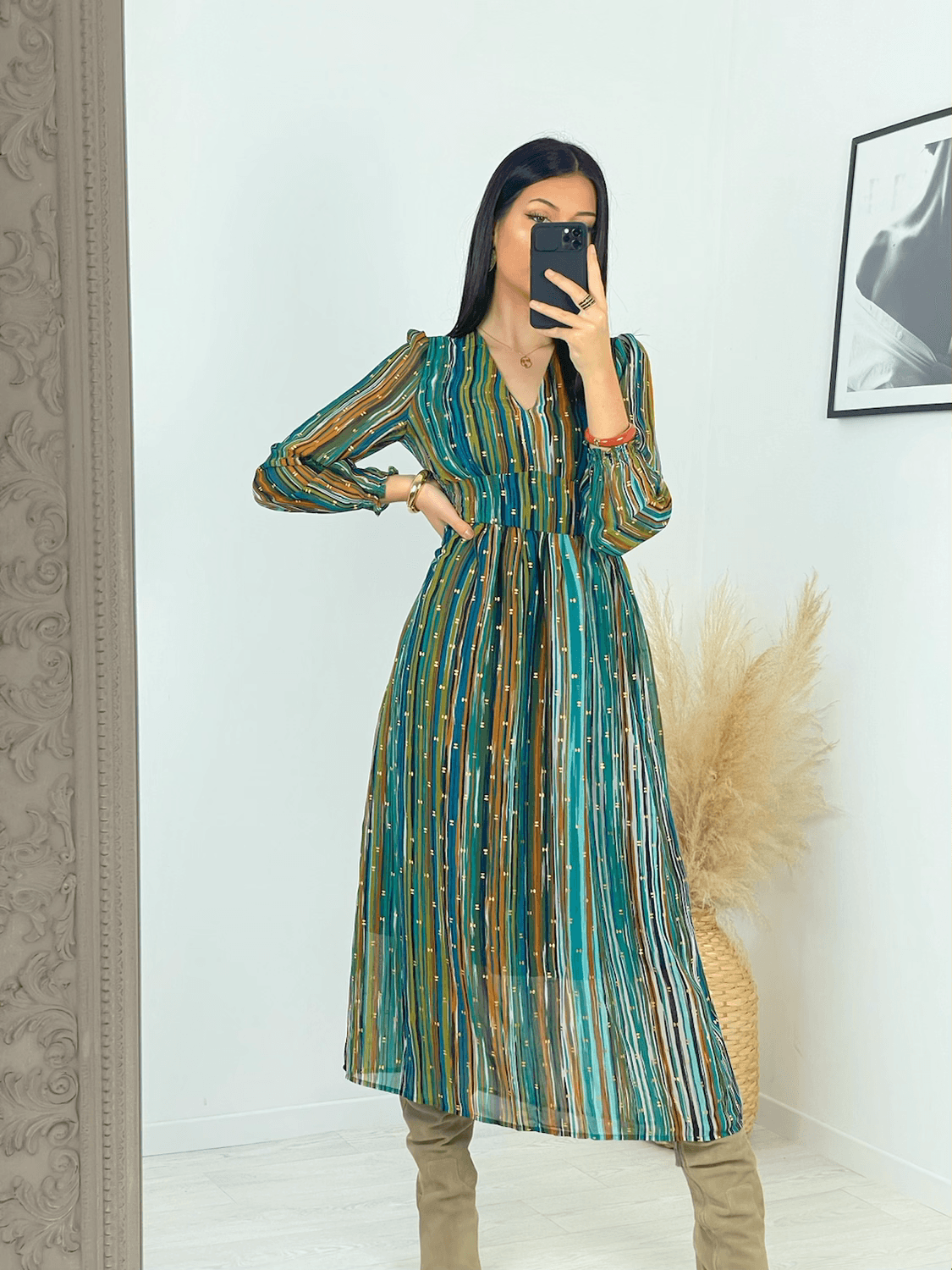 ROBE COLORÉE ET LONGUE Robe longue Col V Elastiqué à la taille Manches transparentes Motif doré sur fond nuancé vert, bleu, marron, noir et blanc Composition: 100% Polyester Lavage à la main