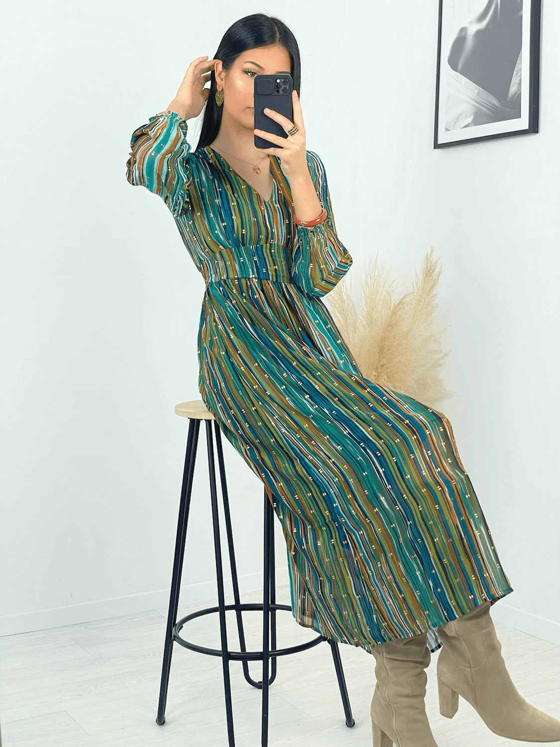 ROBE COLORÉE ET LONGUE Robe longue Col V Elastiqué à la taille Manches transparentes Motif doré sur fond nuancé vert, bleu, marron, noir et blanc Composition: 100% Polyester Lavage à la main