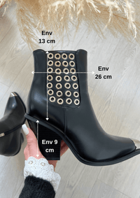 BOTTINES NOIR AVEC DÉTAILS ARGENTÉS Bottines basses à talon Détails argentées sur le bout de la bottine et l’extérieur L’ouverture s’effectue sur le zip intérieur Taille normalement Couleur : noir 100% Synthétique