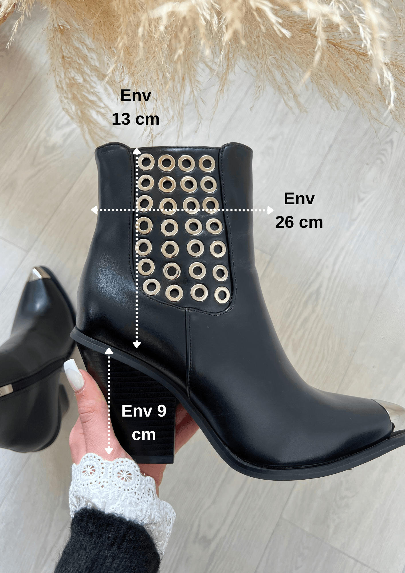 BOTTINES NOIR AVEC DÉTAILS ARGENTÉS Bottines basses à talon Détails argentées sur le bout de la bottine et l’extérieur L’ouverture s’effectue sur le zip intérieur Taille normalement Couleur : noir 100% Synthétique