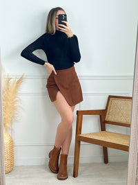 JUPE SHORT COURTE CAMEL Jupe short Poches factices à l'arrière Fermeture éclair sur le côté Fente sur le côté gauche Couleur : camel Composition : 80% Polyester 18% Rayon 2% Elasthanne Lavage à la main obligatoire