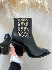 BOTTINES NOIR AVEC DÉTAILS ARGENTÉS Bottines basses à talon Détails argentées sur le bout de la bottine et l’extérieur L’ouverture s’effectue sur le zip intérieur Taille normalement Couleur : noir 100% Synthétique
