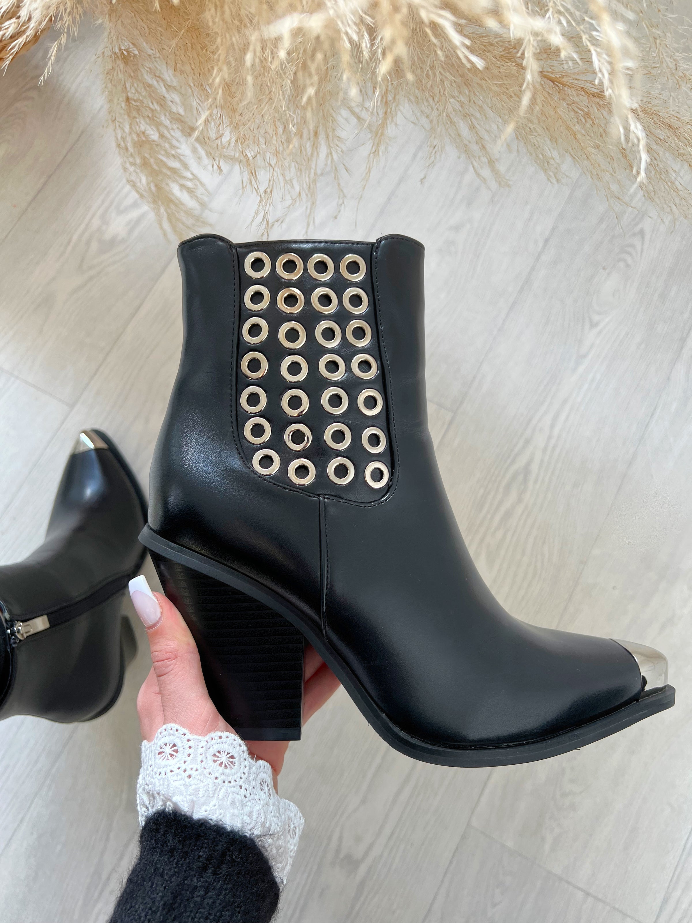 BOTTINES NOIR AVEC DÉTAILS ARGENTÉS Bottines basses à talon Détails argentées sur le bout de la bottine et l’extérieur L’ouverture s’effectue sur le zip intérieur Taille normalement Couleur : noir 100% Synthétique