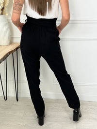 PANTALON NOIR TAILLE HAUTE AVEC CEINTURE Pantalon taille haute Couleur : noir Fermeture éclair et avec 2 boutons 2 poches latérales Elastique au dos du pantalon avec ceinture amovible Composition : 65% Polyester, 35% Viscose Lavage et entretien à la main et eau froide obligatoire