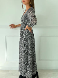 ROBE NOIRE ET BLANCHE LONGUE AVEC COL V Robe manches longues Elastique à la taille Col V Fermeture avec un bouton au dos Doublé sauf sur les manches Couleurs : noir avec motif ecru Composition : 100% Polyester Composition doublure : 100% Viscose Lavage à la main recommandé