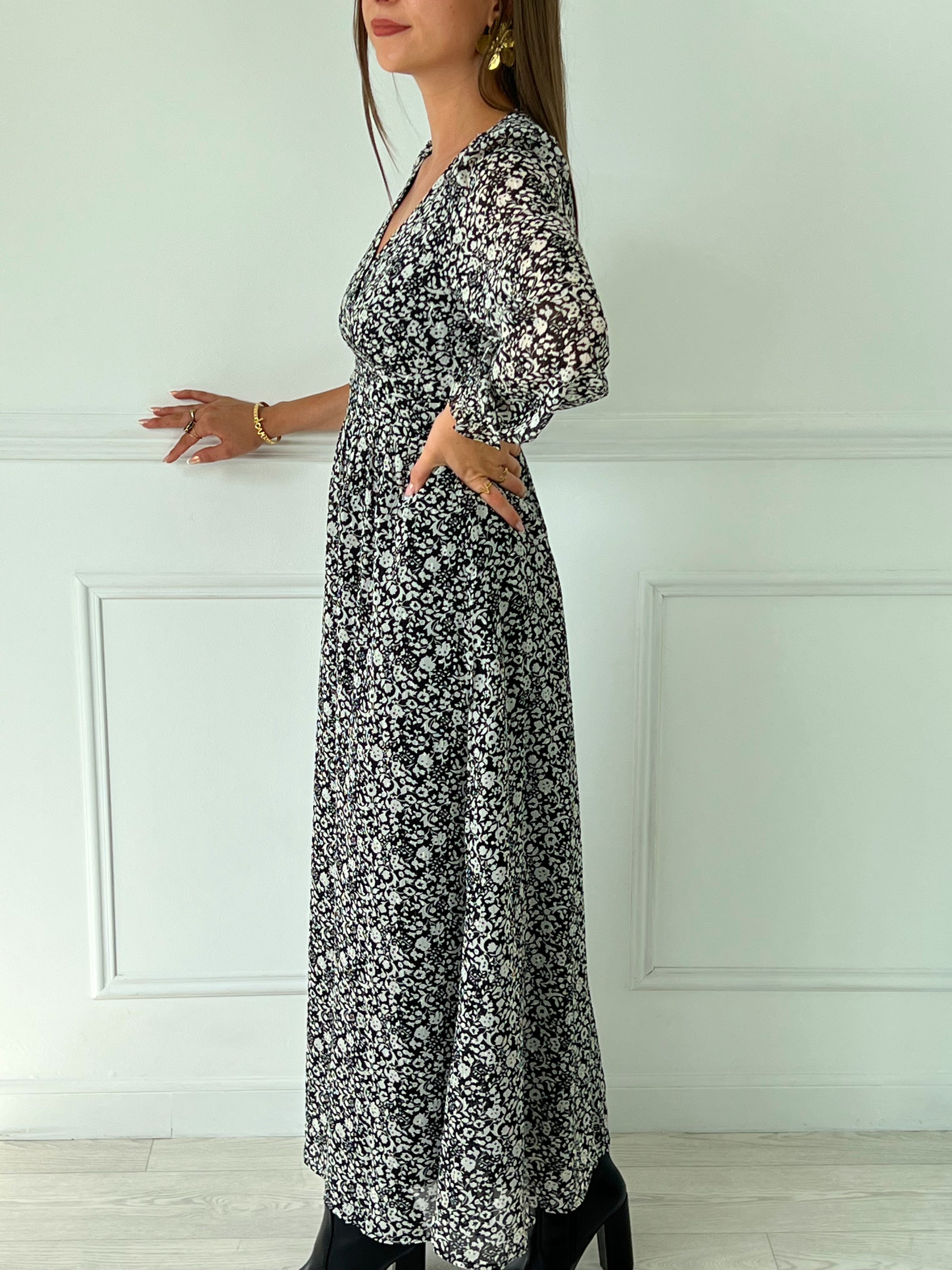 ROBE NOIRE ET BLANCHE LONGUE AVEC COL V Robe manches longues Elastique à la taille Col V Fermeture avec un bouton au dos Doublé sauf sur les manches Couleurs : noir avec motif ecru Composition : 100% Polyester Composition doublure : 100% Viscose Lavage à la main recommandé