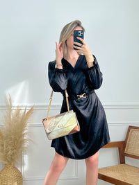 ROBE NOIRE FESTIVE AVEC CEINTURE AMOVIBLE Robe mi-longue manches longues Col cache cœur Elastique au dos Resserré aux poignets Ceinture amovible avec détails dorés Effet brillant Couleur : noir Composition : 100% Polyester Lavage à la main conseillé