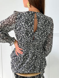 ROBE NOIRE ET BLANCHE LONGUE AVEC COL V Robe manches longues Elastique à la taille Col V Fermeture avec un bouton au dos Doublé sauf sur les manches Couleurs : noir avec motif ecru Composition : 100% Polyester Composition doublure : 100% Viscose Lavage à la main recommandé