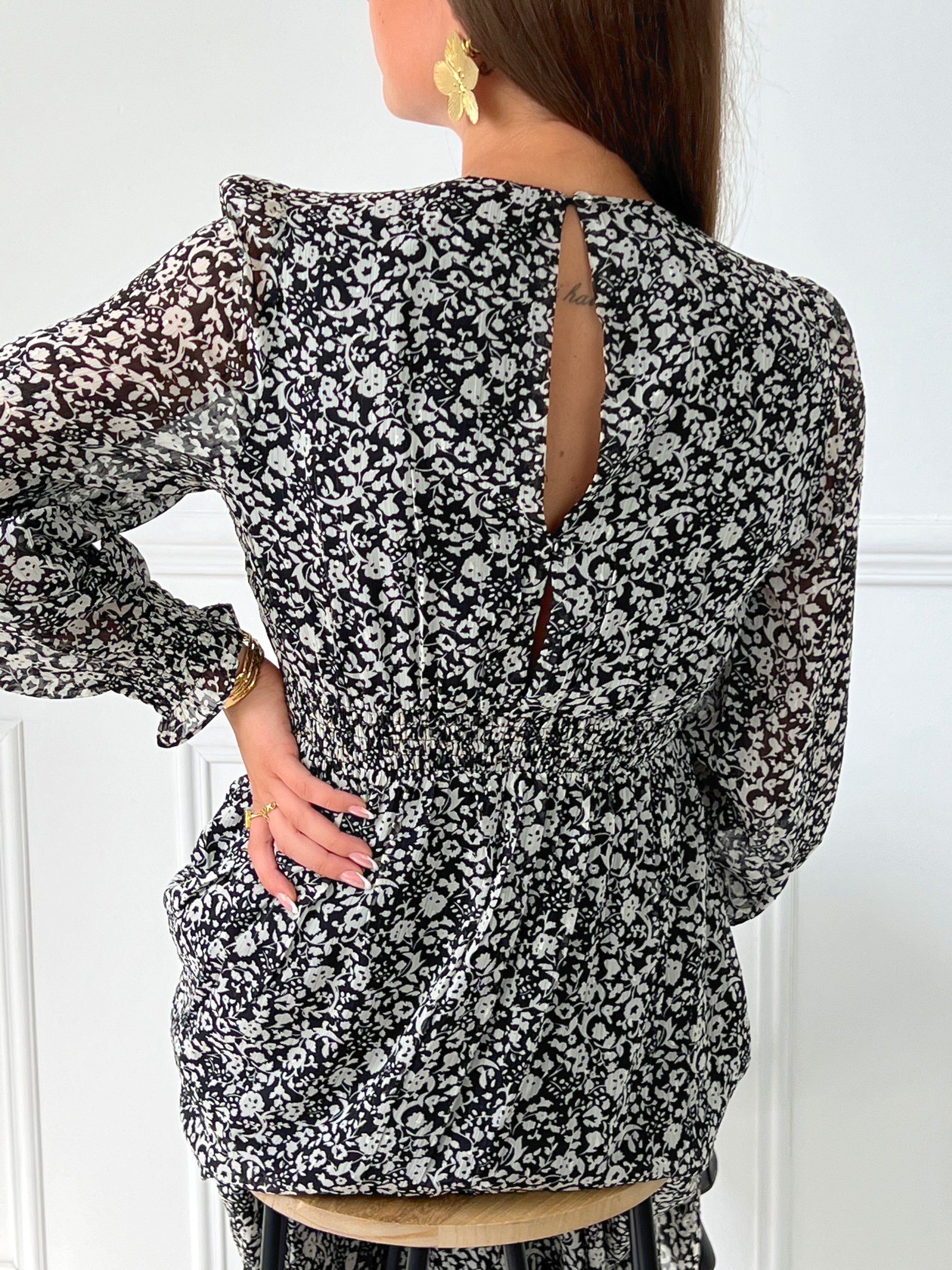 ROBE NOIRE ET BLANCHE LONGUE AVEC COL V Robe manches longues Elastique à la taille Col V Fermeture avec un bouton au dos Doublé sauf sur les manches Couleurs : noir avec motif ecru Composition : 100% Polyester Composition doublure : 100% Viscose Lavage à la main recommandé