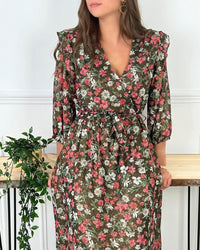 ROBE LONGUE CACHE COEUR Robe manches 3/4 Col cache cœur Elastique à la taille avec une ceinture amovible Doublée sauf sur les manches Volants sur les épaules Couleurs : rose, écru, vert et noir avec détails dorés Motif fleuri Composition : 60% Polyester, 40% Viscose Lavage à la main obligatoire