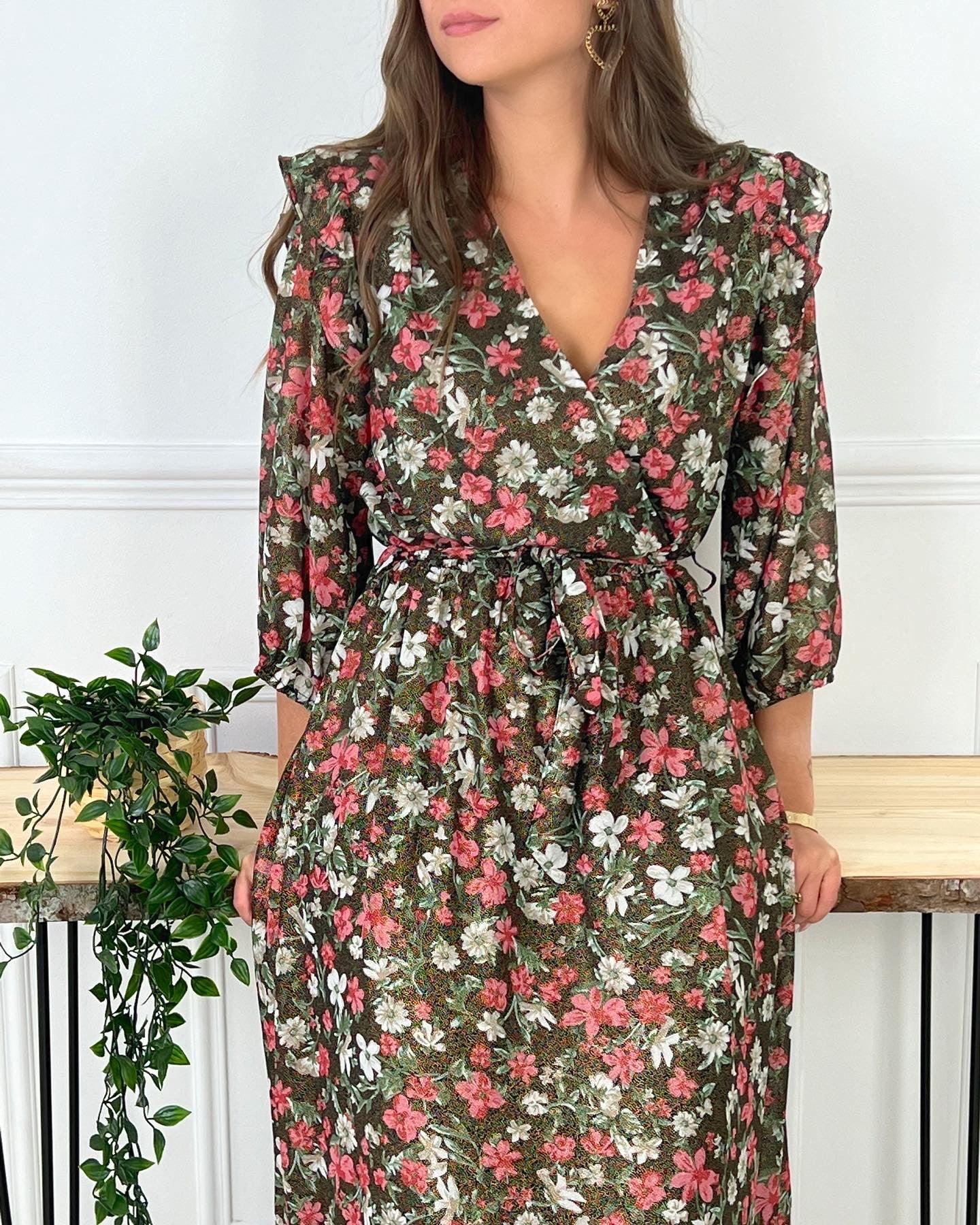 ROBE LONGUE CACHE COEUR Robe manches 3/4 Col cache cœur Elastique à la taille avec une ceinture amovible Doublée sauf sur les manches Volants sur les épaules Couleurs : rose, écru, vert et noir avec détails dorés Motif fleuri Composition : 60% Polyester, 40% Viscose Lavage à la main obligatoire