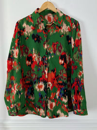 CHEMISE VERTE COLORÉE GRANDE TAILLE Chemise manches longues Boutons sur la longueur et poignets Manches retroussables Couleurs : verte, rouge, bleu et orange À motifs Fil lurex doré Composition : 100% Polyester Lavage et entretien : main obligatoire Made in R.P.C