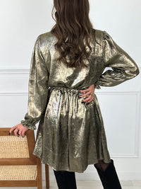 ROBE DORÉ FESTIVE AVEC CEINTURE AMOVIBLE Robe mi-longue manches longues Col cache cœur Elastique au dos Resserré aux poignets Ceinture amovible avec détails dorés Effet brillant Couleur : doré Composition : 100% Polyester Lavage à la main conseillé