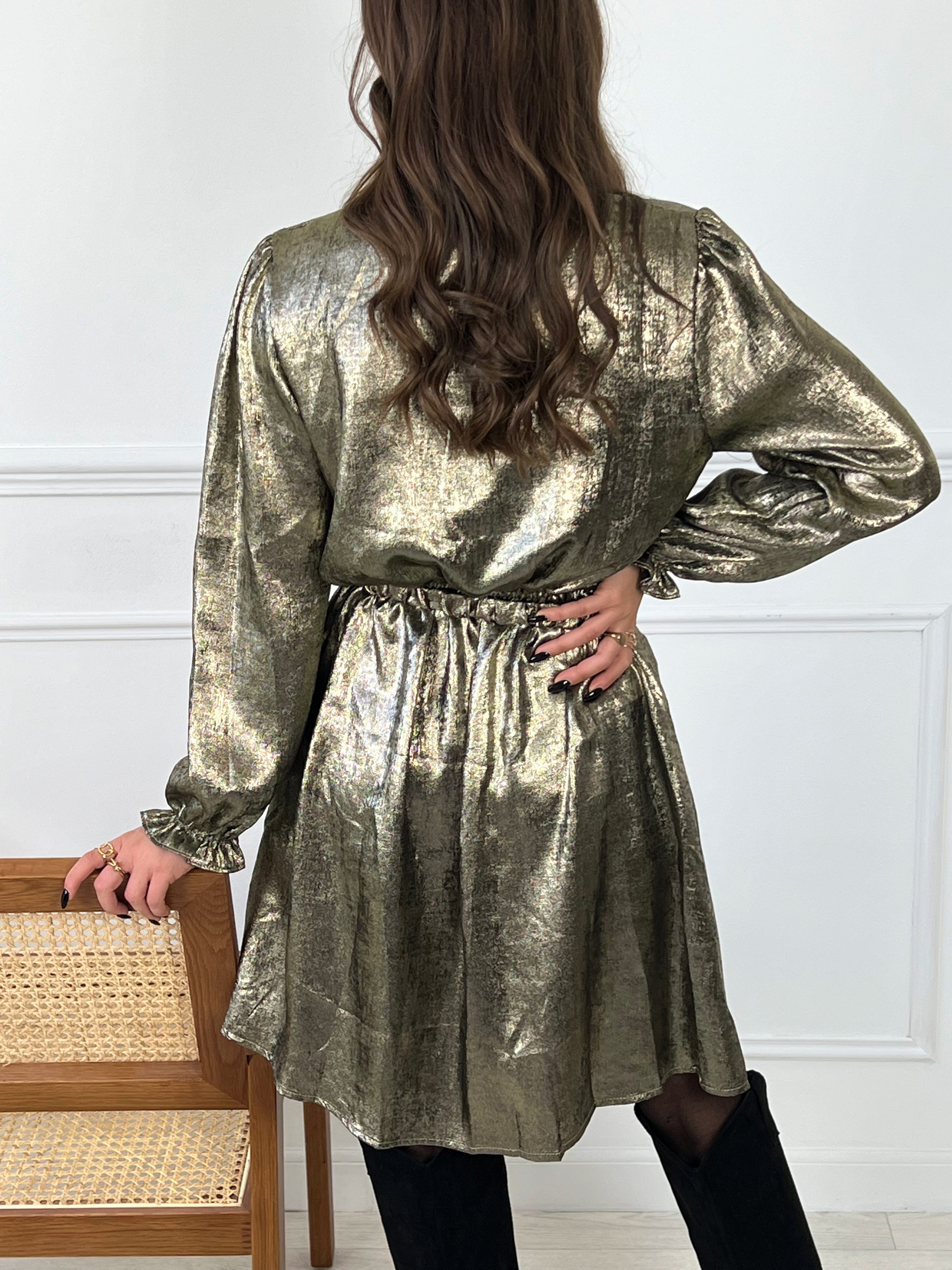 ROBE DORÉ FESTIVE AVEC CEINTURE AMOVIBLE Robe mi-longue manches longues Col cache cœur Elastique au dos Resserré aux poignets Ceinture amovible avec détails dorés Effet brillant Couleur : doré Composition : 100% Polyester Lavage à la main conseillé