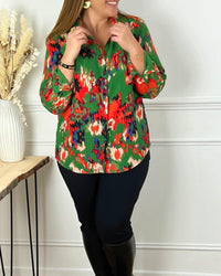 CHEMISE VERTE COLORÉE GRANDE TAILLE Chemise manches longues Boutons sur la longueur et poignets Manches retroussables Couleurs : verte, rouge, bleu et orange À motifs Fil lurex doré Composition : 100% Polyester Lavage et entretien : main obligatoire Made in R.P.C