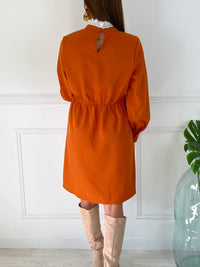 ROBE ORANGE AVEC BRODERIE Robe courte manches longues Broderie écrue sur le col et les poignets Bouton dans le dos et aux poignets Coupe ajustée Elastique au dos au niveau de la taille Couleur : camel Composition 98% Polyester 2% Elasthanne Lavage à la main