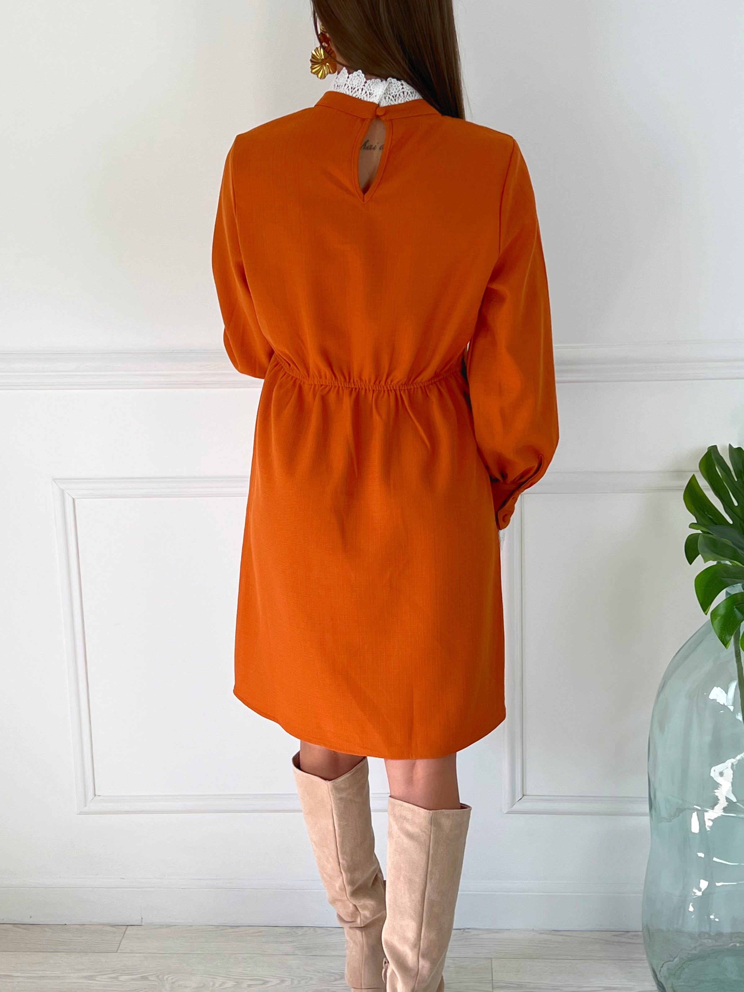 ROBE ORANGE AVEC BRODERIE Robe courte manches longues Broderie écrue sur le col et les poignets Bouton dans le dos et aux poignets Coupe ajustée Elastique au dos au niveau de la taille Couleur : camel Composition 98% Polyester 2% Elasthanne Lavage à la main