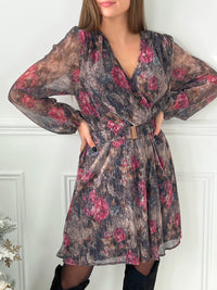 ROBE COLOREE AVEC CEINTURE AMOVIBLE Robe courte manches longues Col cache cœur Ceinture amovible Fil lurex argenté Motifs Doublée sauf aux manches Elastique aux poignets et à la taille Couleurs : rose, bleu, marron et argenté Composition : 100% Polyester Lavage à la main obligatoire