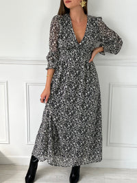 ROBE NOIRE ET BLANCHE LONGUE AVEC COL V Robe manches longues Elastique à la taille Col V Fermeture avec un bouton au dos Doublé sauf sur les manches Couleurs : noir avec motif ecru Composition : 100% Polyester Composition doublure : 100% Viscose Lavage à la main recommandé