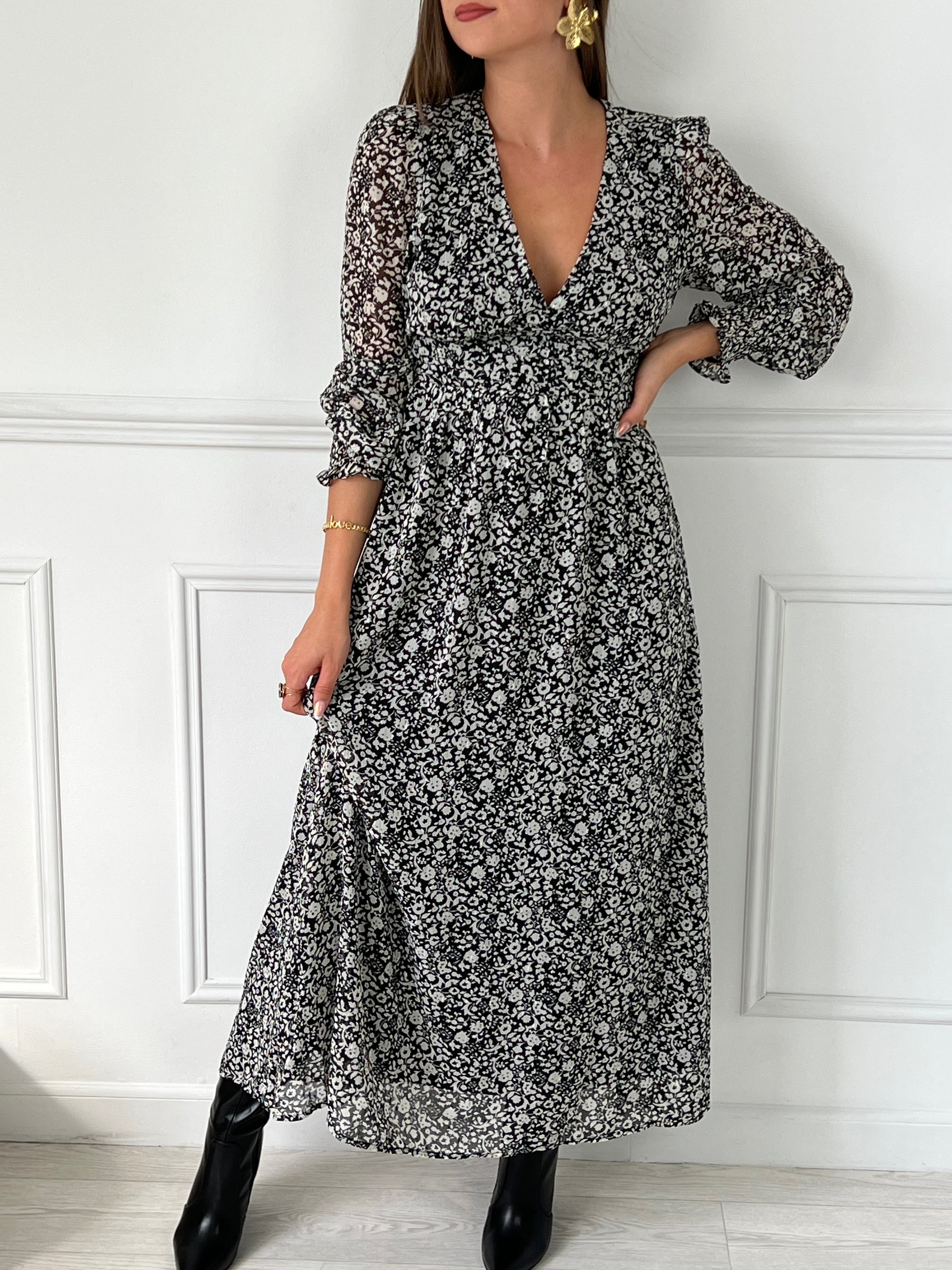 ROBE NOIRE ET BLANCHE LONGUE AVEC COL V Robe manches longues Elastique à la taille Col V Fermeture avec un bouton au dos Doublé sauf sur les manches Couleurs : noir avec motif ecru Composition : 100% Polyester Composition doublure : 100% Viscose Lavage à la main recommandé