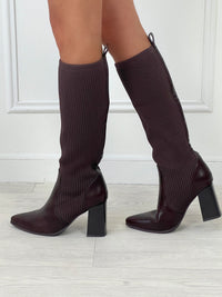 BOTTES ÉLASTIQUE BI-MATIÈRE MARRON Bottes hautes Elastique Bi-matière Couleur : marron chocolat Enfilage 100% Synthétique Convient à toutes morphologies