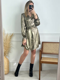 ROBE DORÉ FESTIVE AVEC CEINTURE AMOVIBLE Robe mi-longue manches longues Col cache cœur Elastique au dos Resserré aux poignets Ceinture amovible avec détails dorés Effet brillant Couleur : doré Composition : 100% Polyester Lavage à la main conseillé