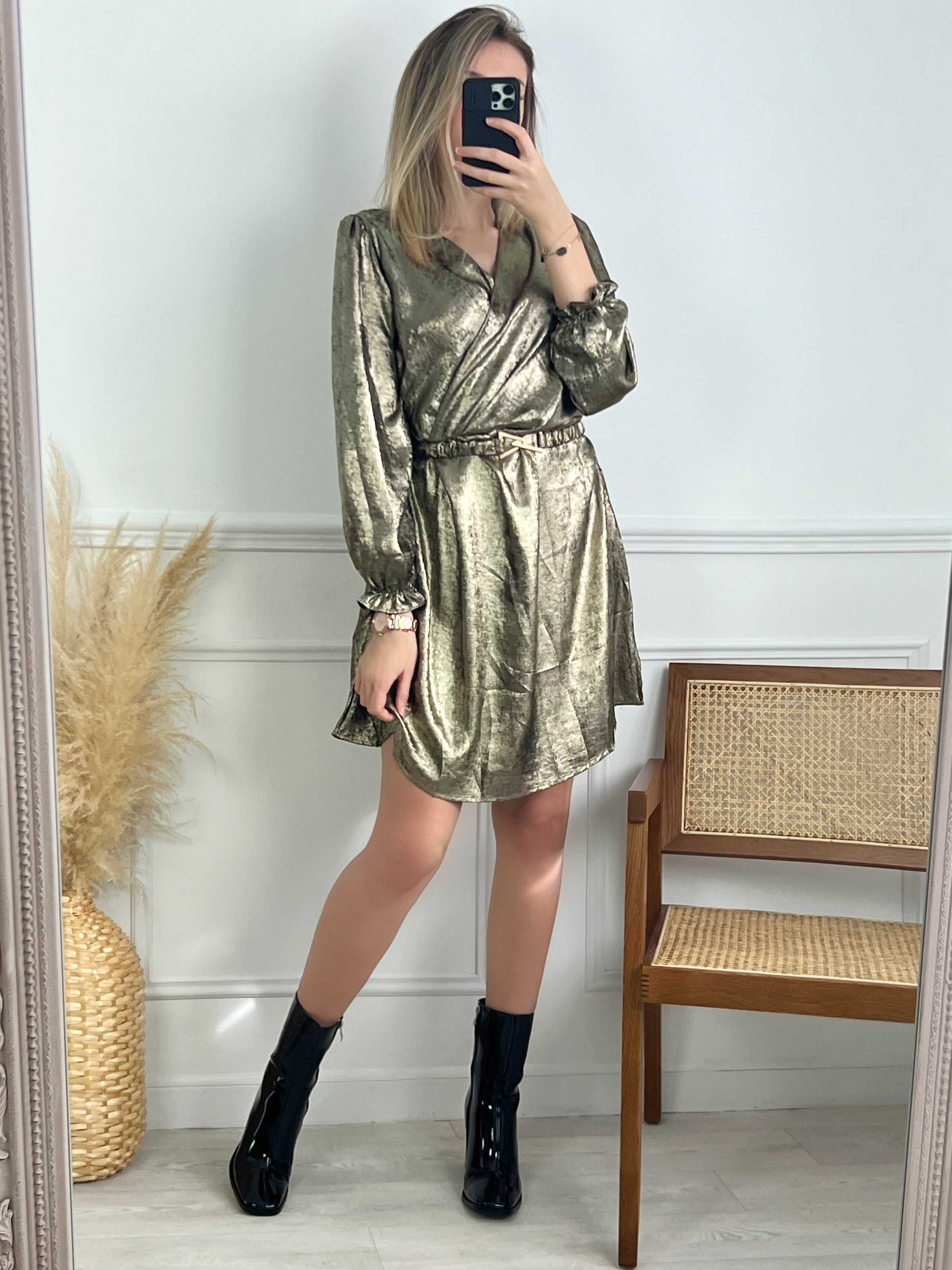 ROBE DORÉ FESTIVE AVEC CEINTURE AMOVIBLE Robe mi-longue manches longues Col cache cœur Elastique au dos Resserré aux poignets Ceinture amovible avec détails dorés Effet brillant Couleur : doré Composition : 100% Polyester Lavage à la main conseillé